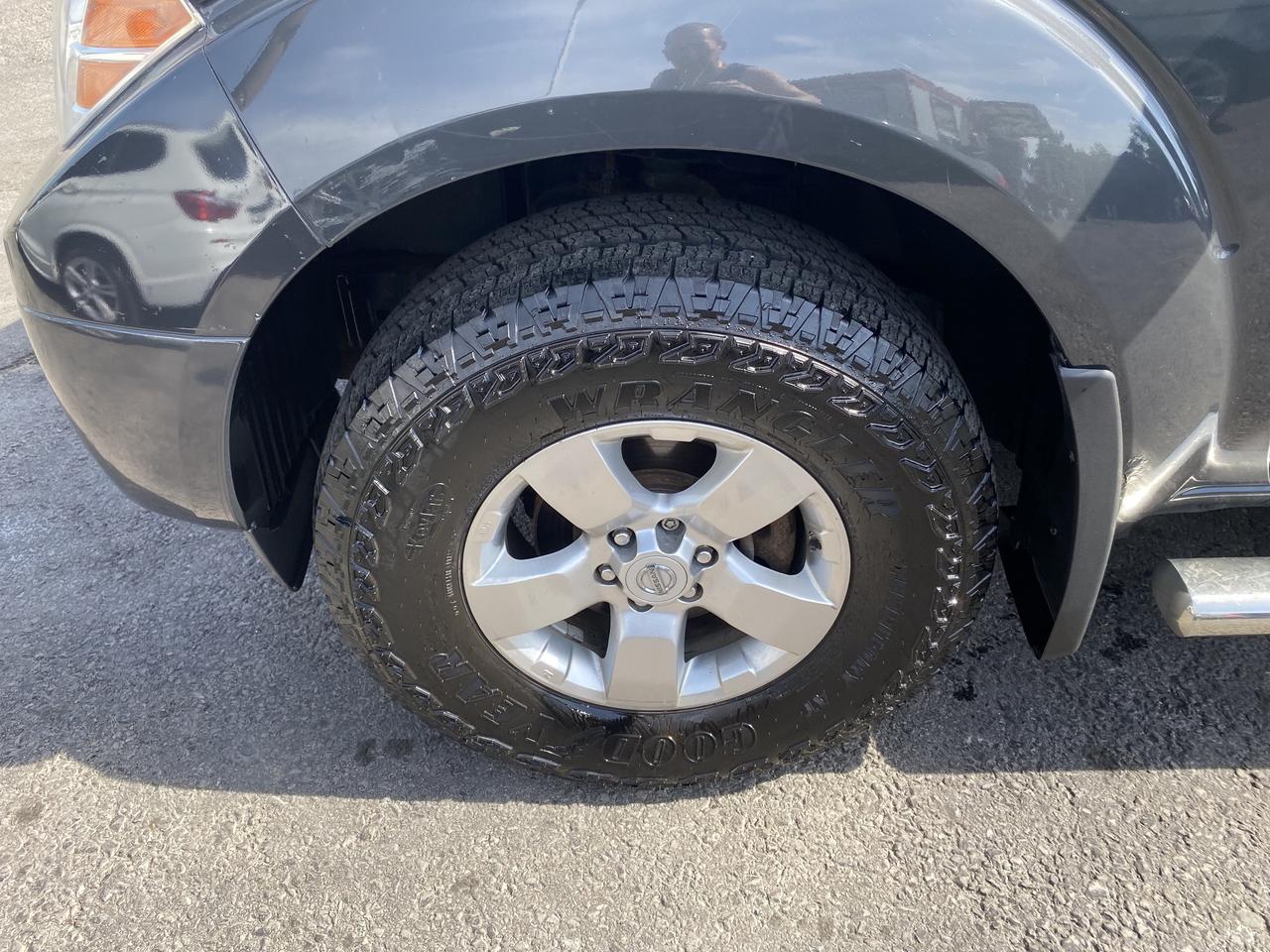 2013 Nissan Frontier 4WD Crew CAB LWB Auto SV Photo
