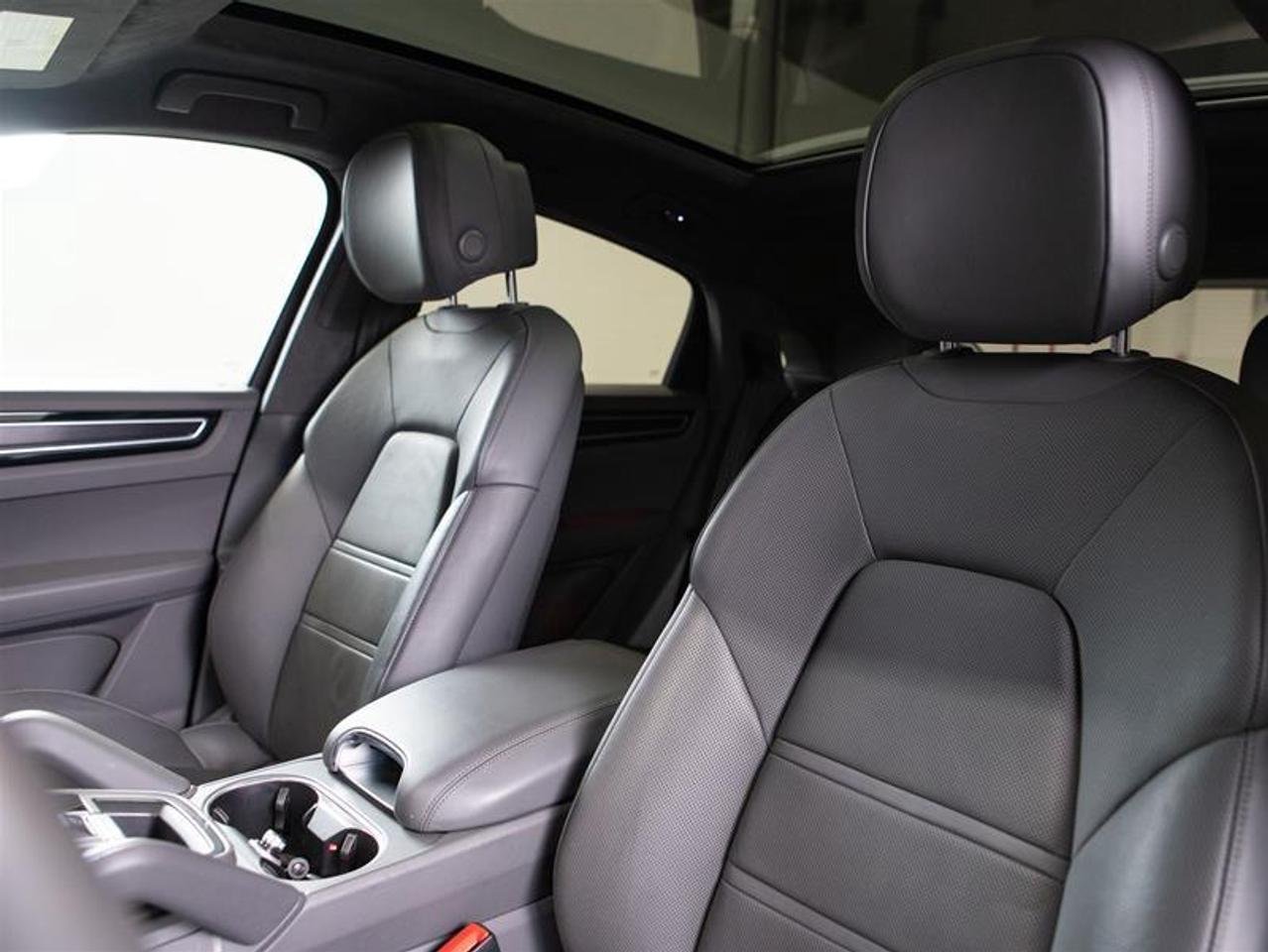 2022 Porsche Cayenne GTS Coupe Photo