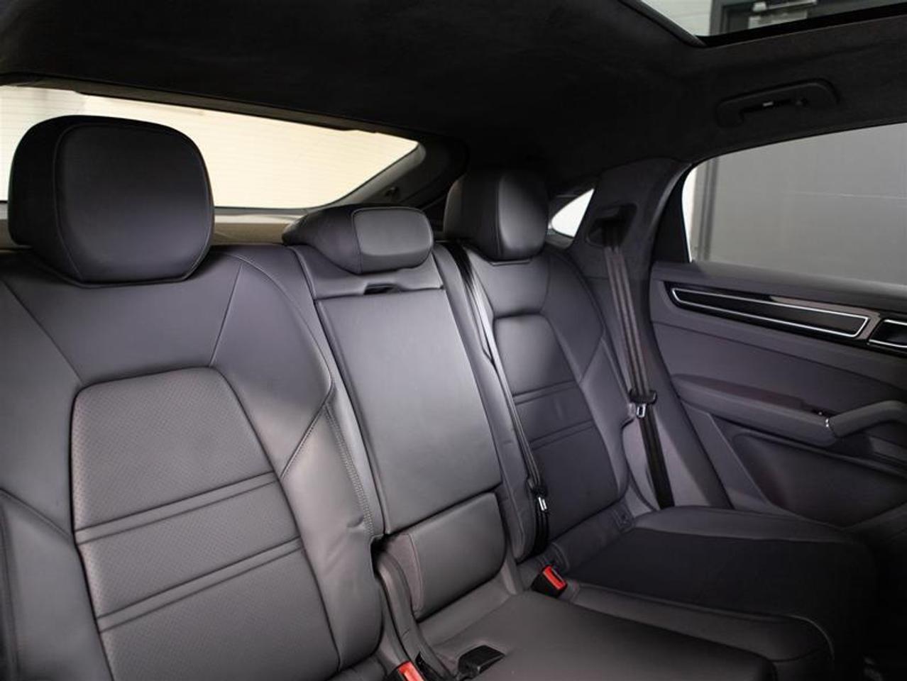2022 Porsche Cayenne GTS Coupe Photo