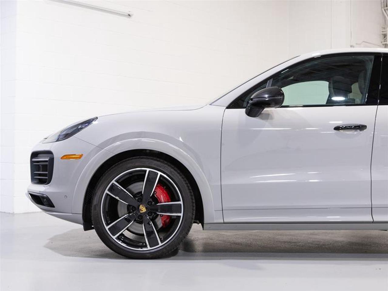 2022 Porsche Cayenne GTS Coupe Photo