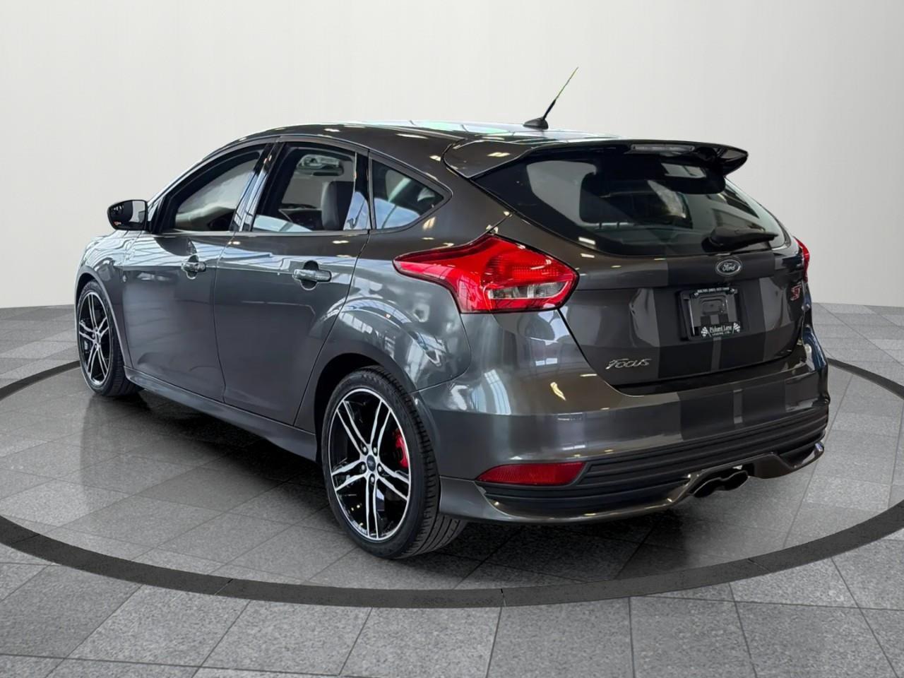 2016 Ford Focus ST Base 4dr Hatchback Photo3