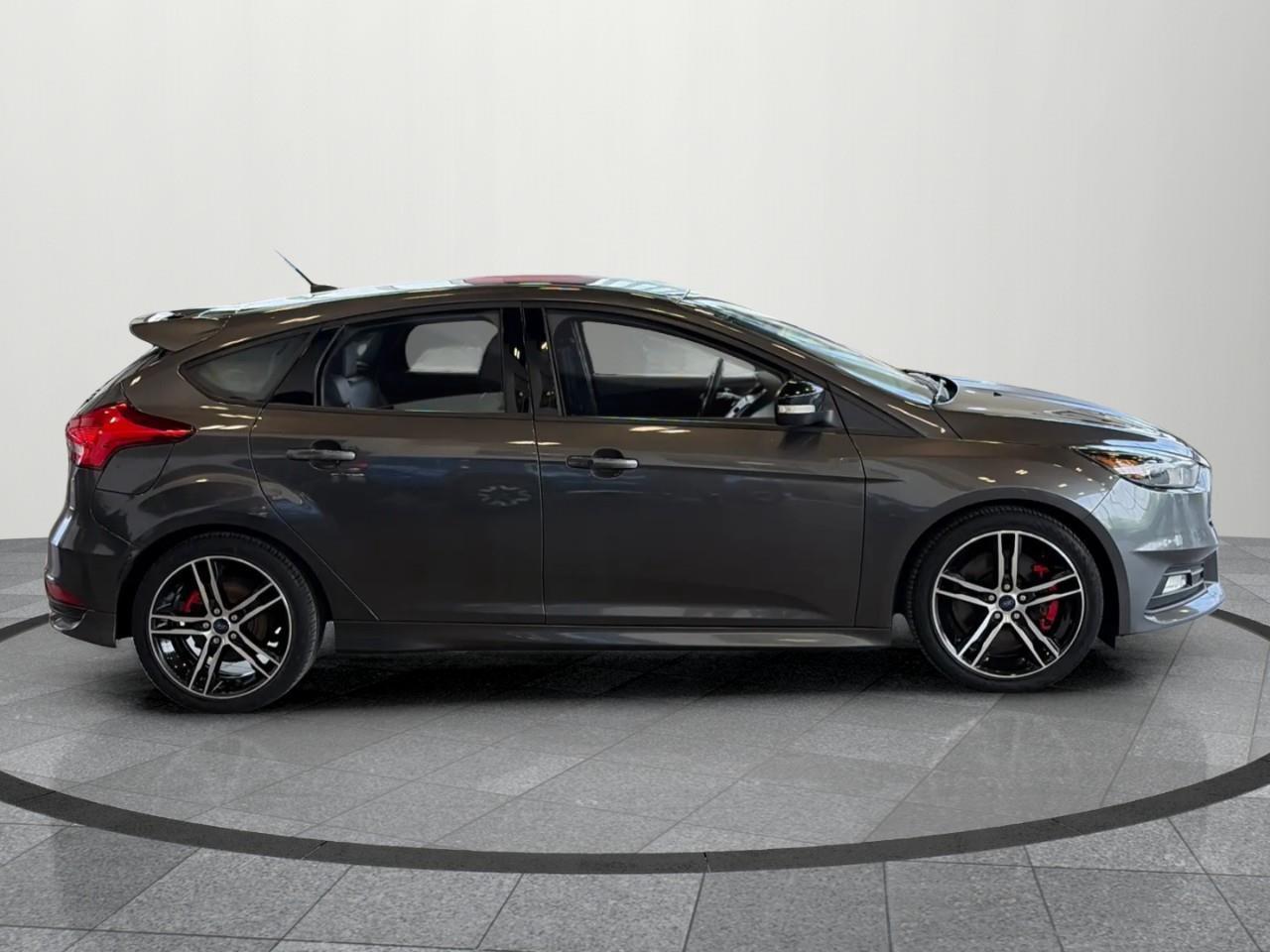 2016 Ford Focus ST Base 4dr Hatchback Photo