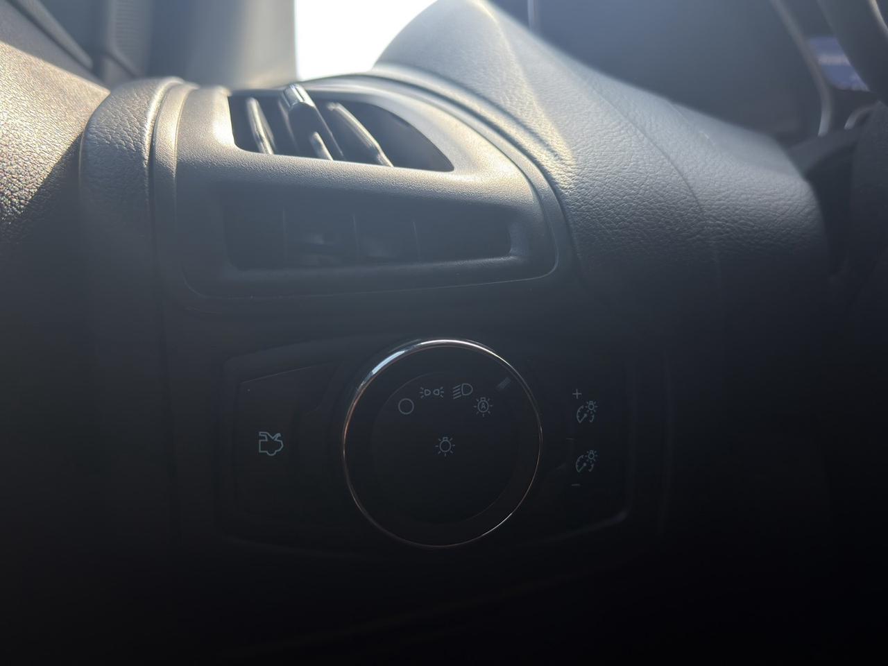 2014 Ford Focus SE   Heated Seats   Carplay + Android Auto   Cruis Photo