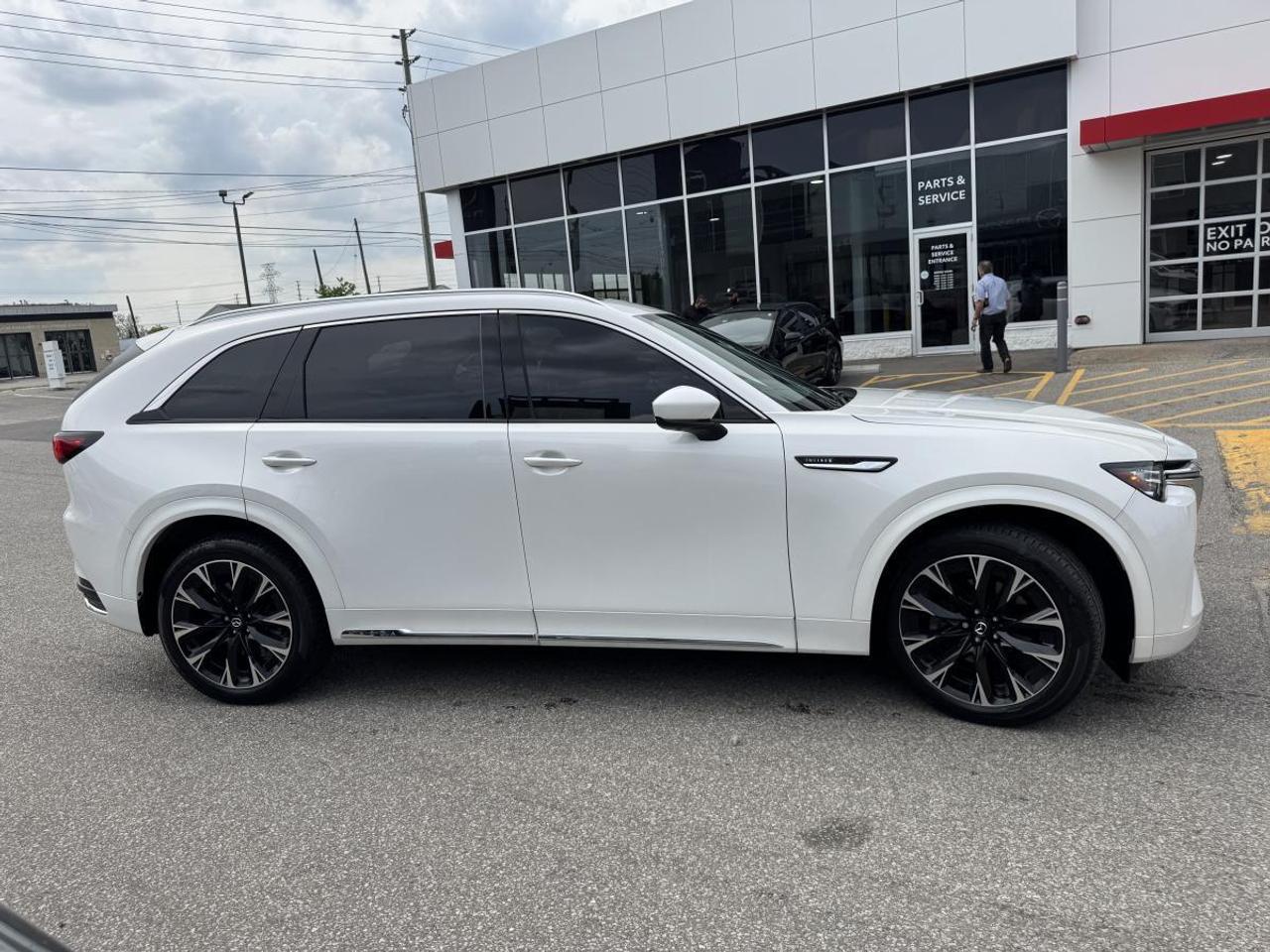 2024 Mazda CX-90 MHEV SIGNATURE/ ONLY 23K/ EXTENDED WARRANTY/ 3.95% RATE Photo3