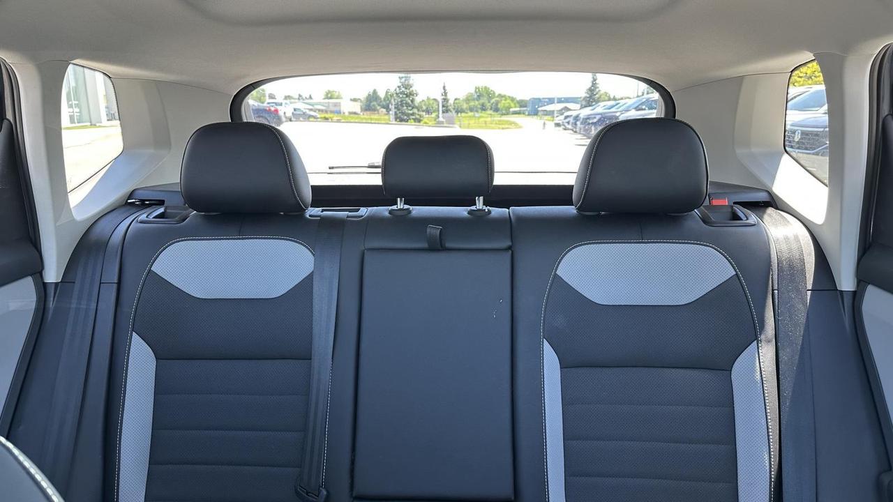 2022 Volkswagen Taos Highline 1.5T 7sp at DSG w/ Tip 4M Photo