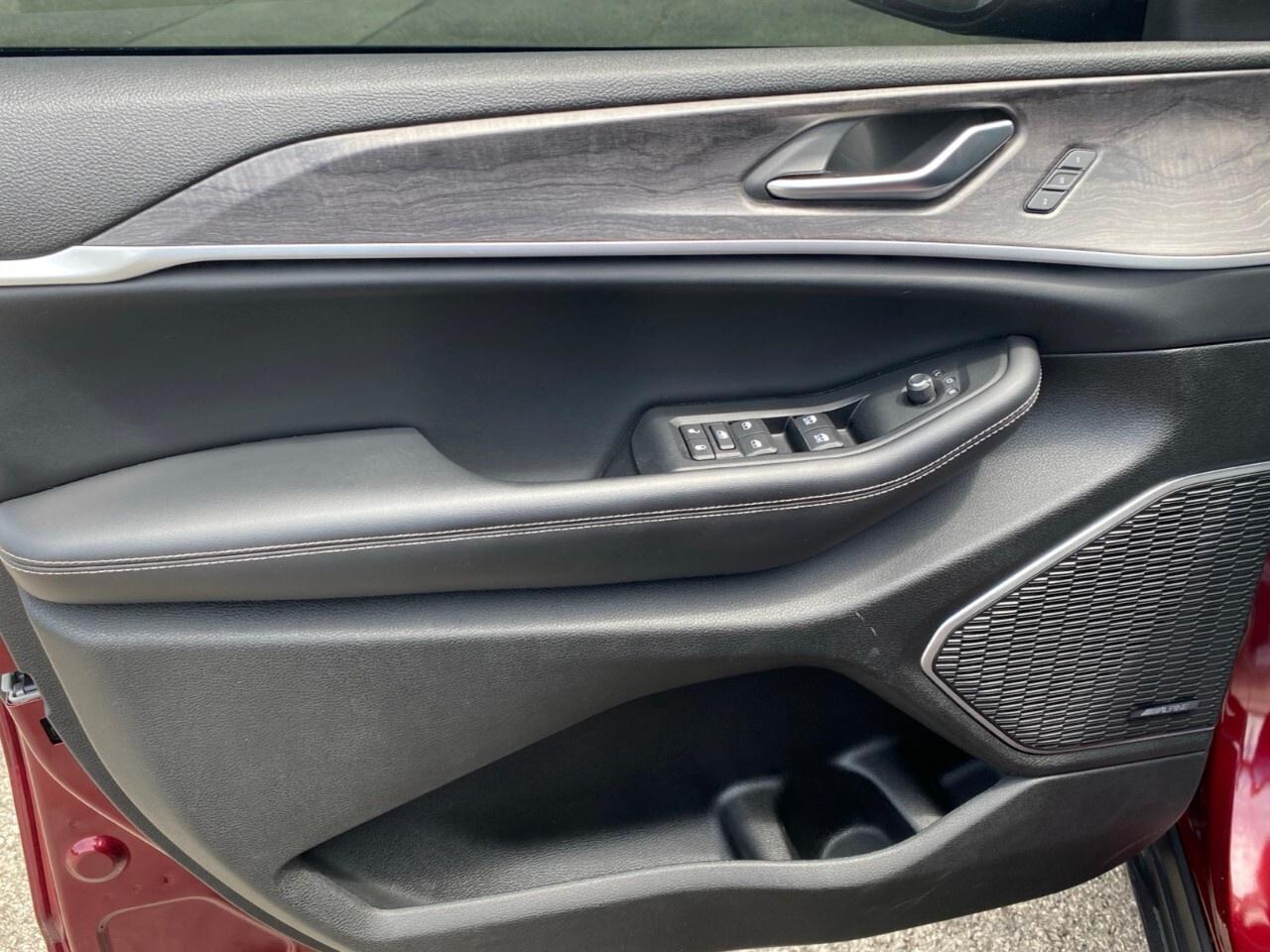 2023 Jeep Grand Cherokee LIMITED 4X4 Photo