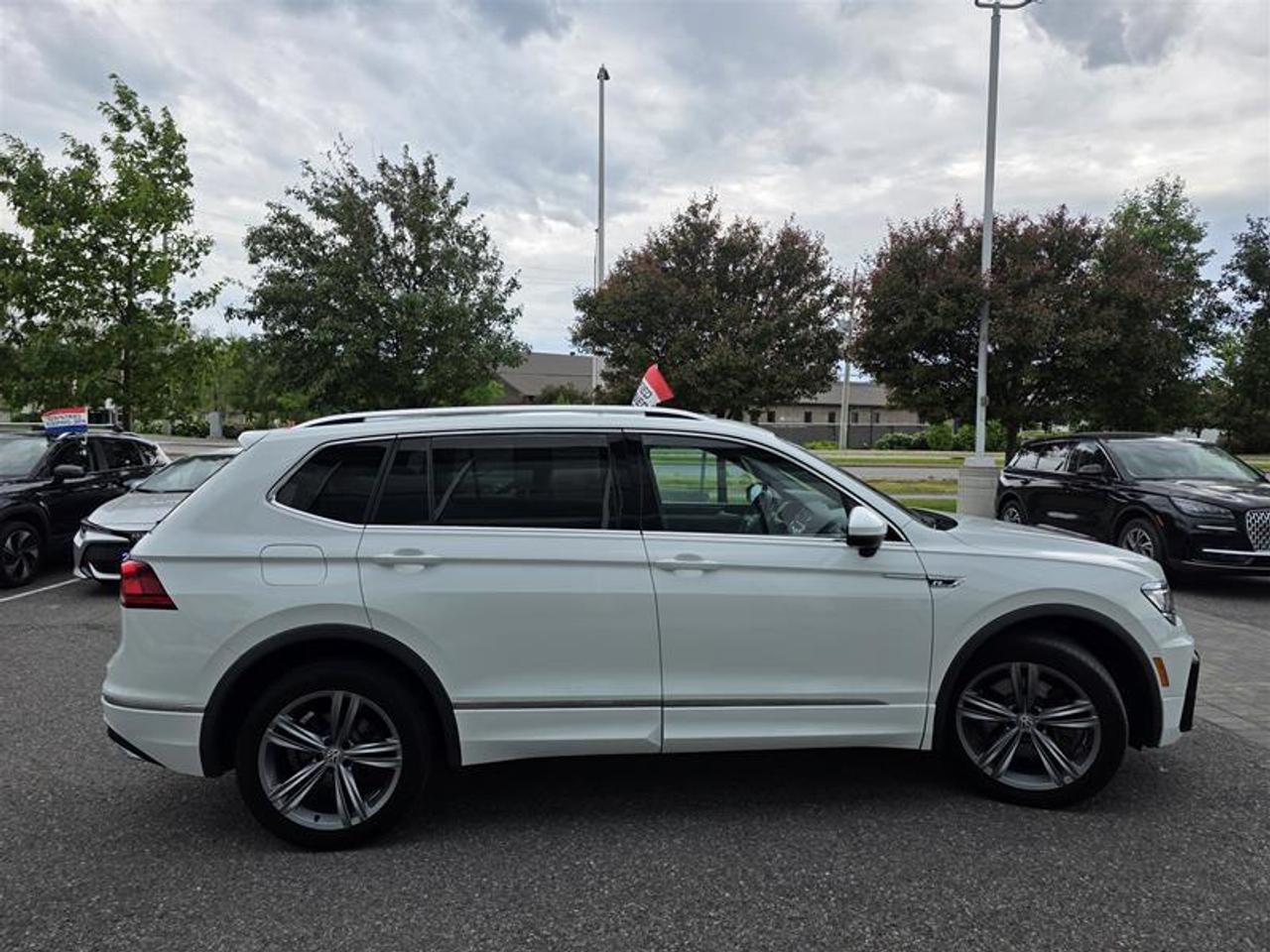 2019 Volkswagen Tiguan Highline 2.0T 8sp at w/Tip 4M Photo