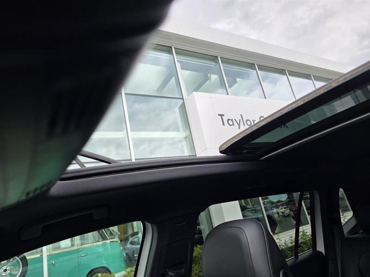 2019 Volkswagen Tiguan Highline 2.0T 8sp at w/Tip 4M Photo