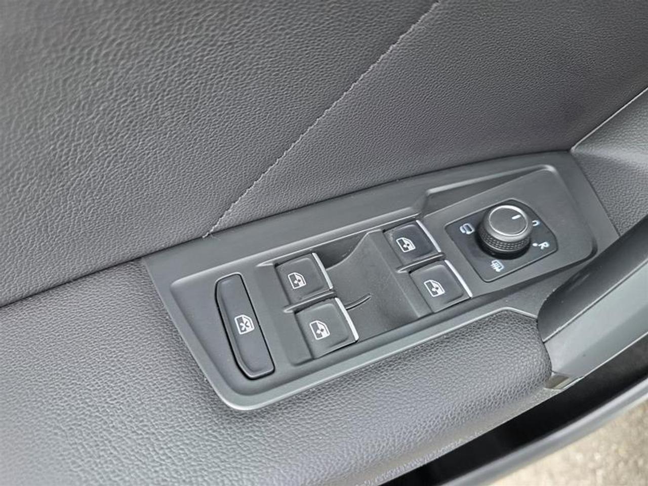 2019 Volkswagen Tiguan Highline 2.0T 8sp at w/Tip 4M Photo