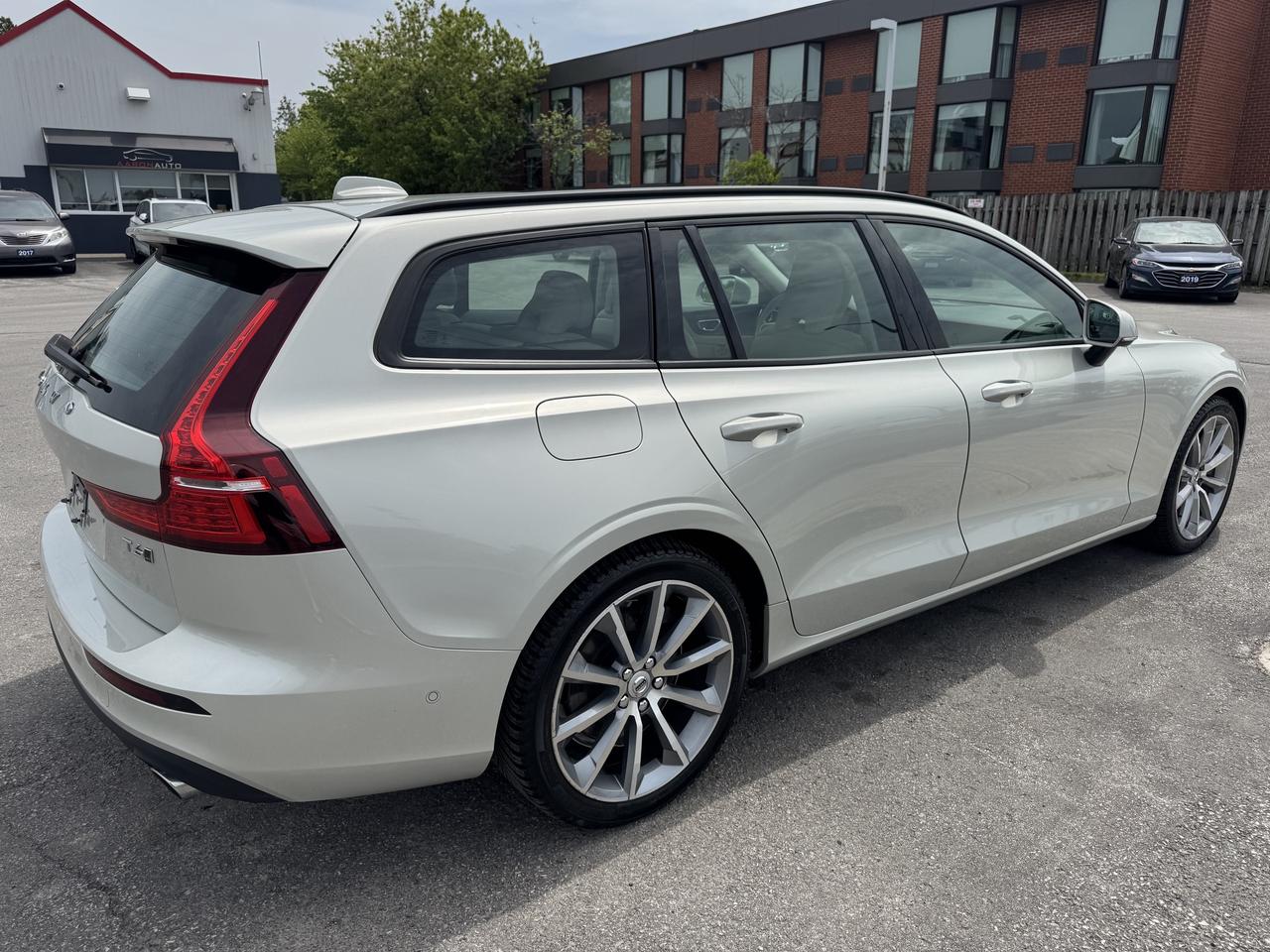 2019 Volvo V60 T6 AWD Momentum Photo