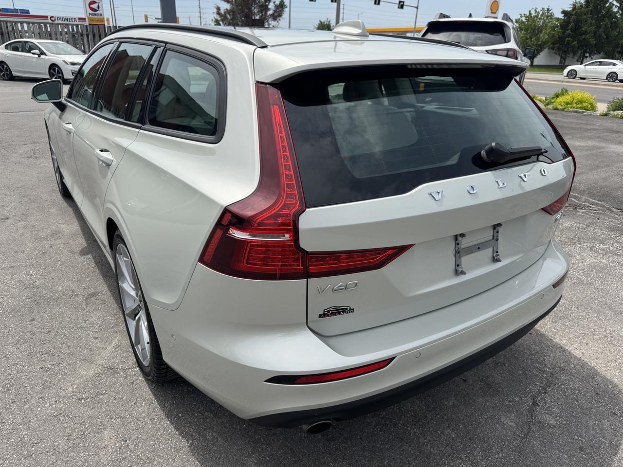 2019 Volvo V60 T6 AWD Momentum Photo2
