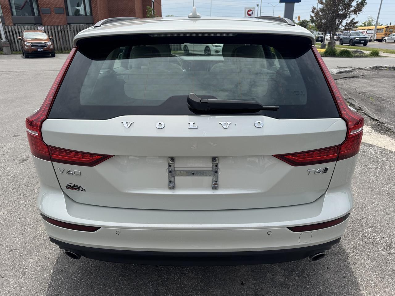 2019 Volvo V60 T6 AWD Momentum Photo3
