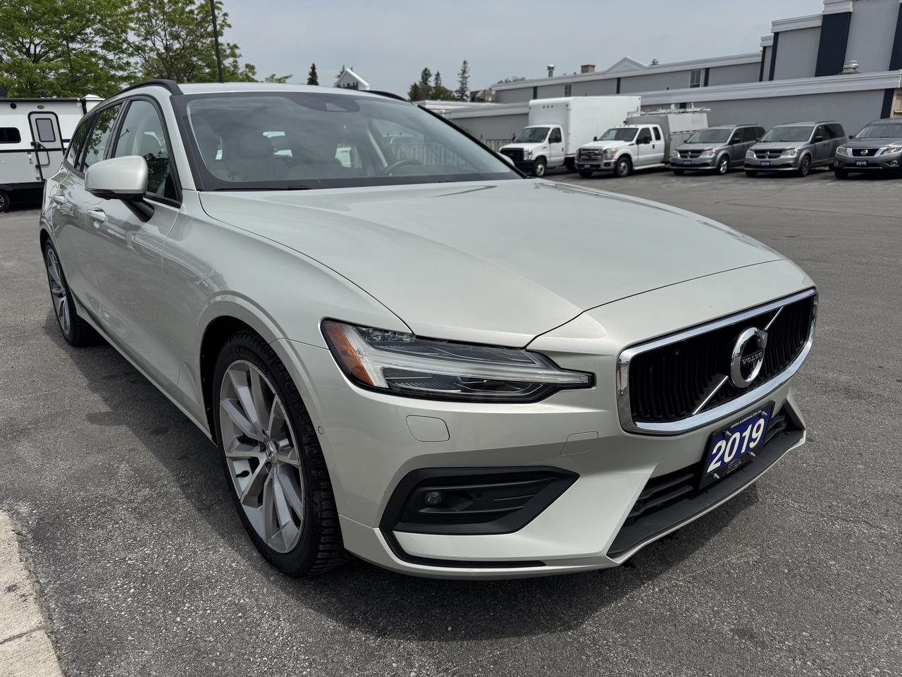 2019 Volvo V60 T6 AWD Momentum Photo