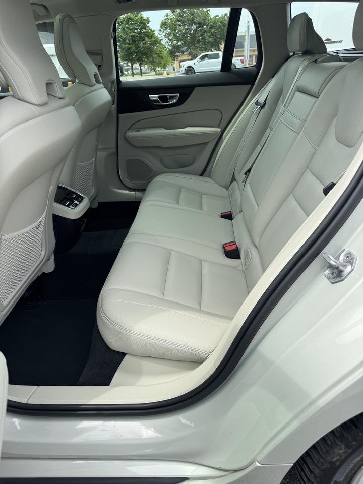 2019 Volvo V60 T6 AWD Momentum Photo