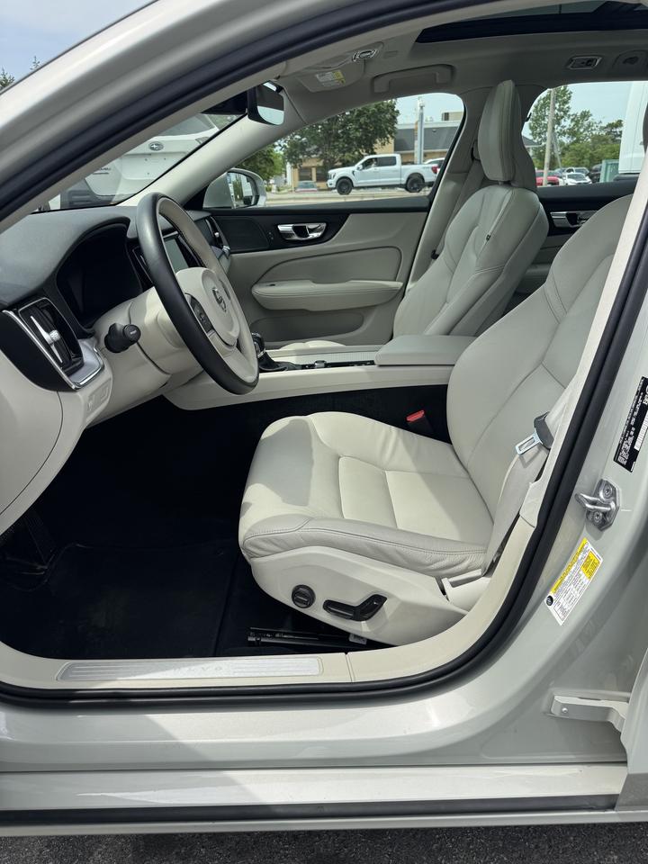 2019 Volvo V60 T6 AWD Momentum Photo