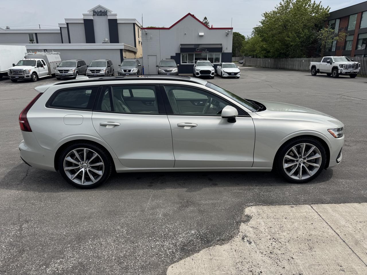 2019 Volvo V60 T6 AWD Momentum Photo