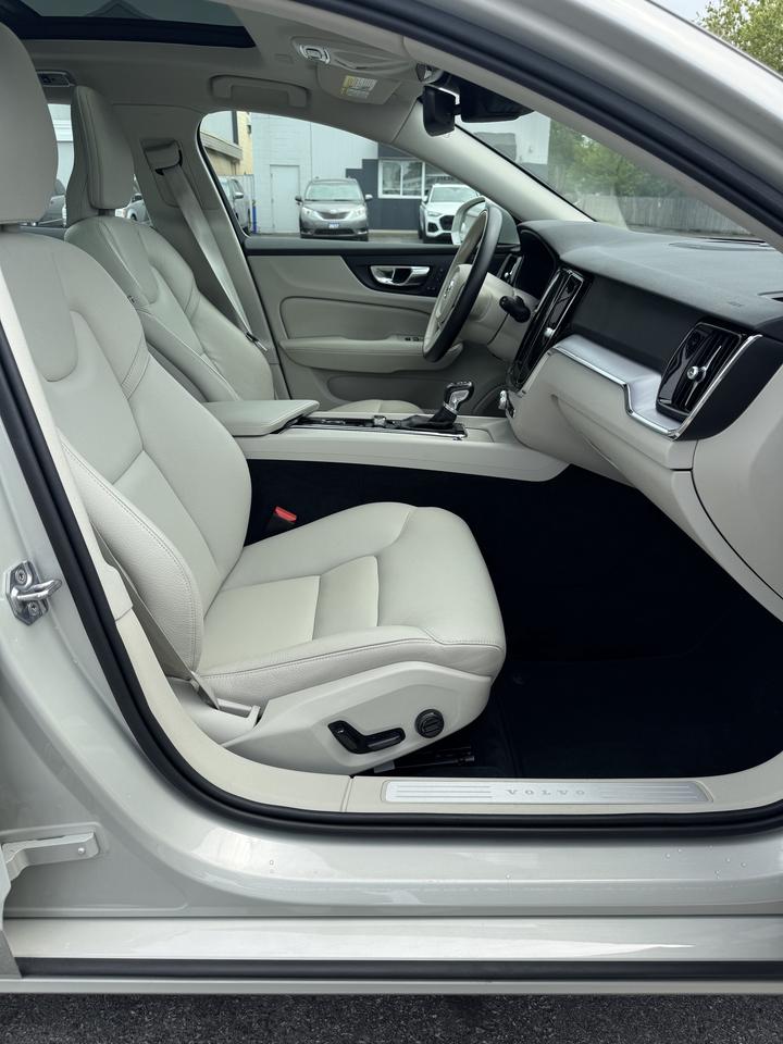 2019 Volvo V60 T6 AWD Momentum Photo