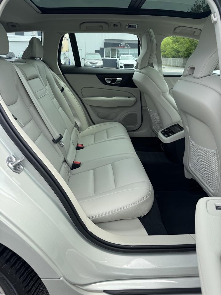 2019 Volvo V60 T6 AWD Momentum Photo