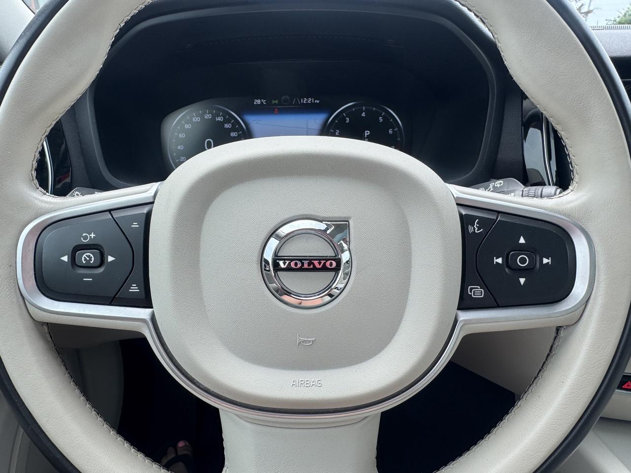 2019 Volvo V60 T6 AWD Momentum Photo