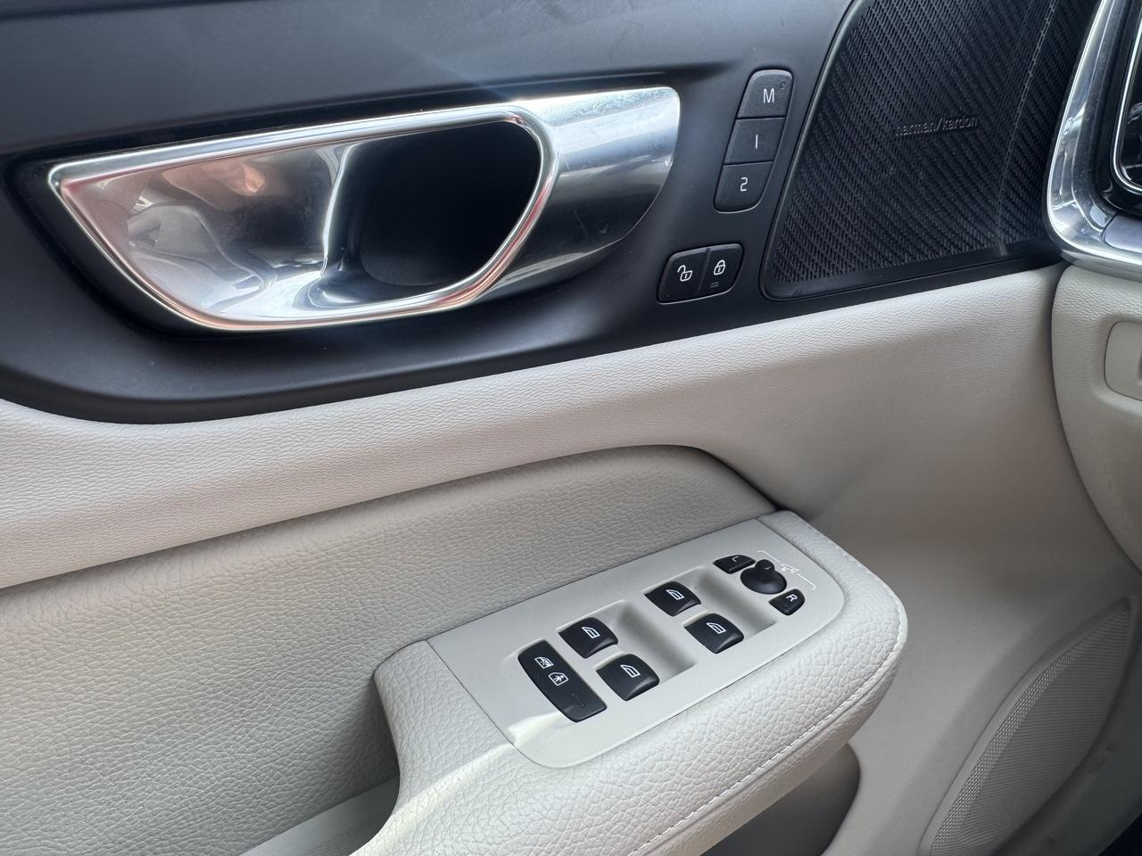 2019 Volvo V60 T6 AWD Momentum Photo