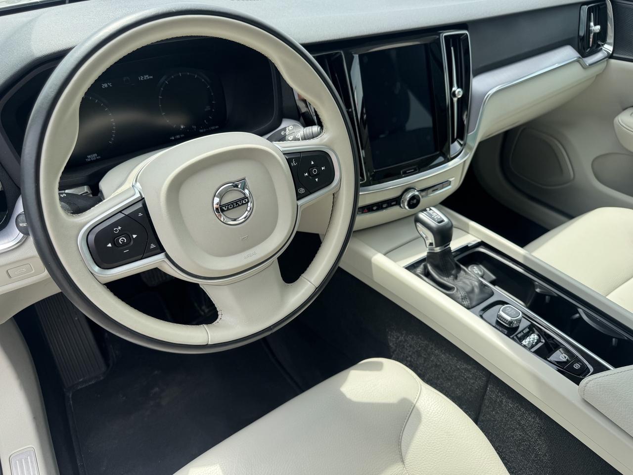 2019 Volvo V60 T6 AWD Momentum Photo