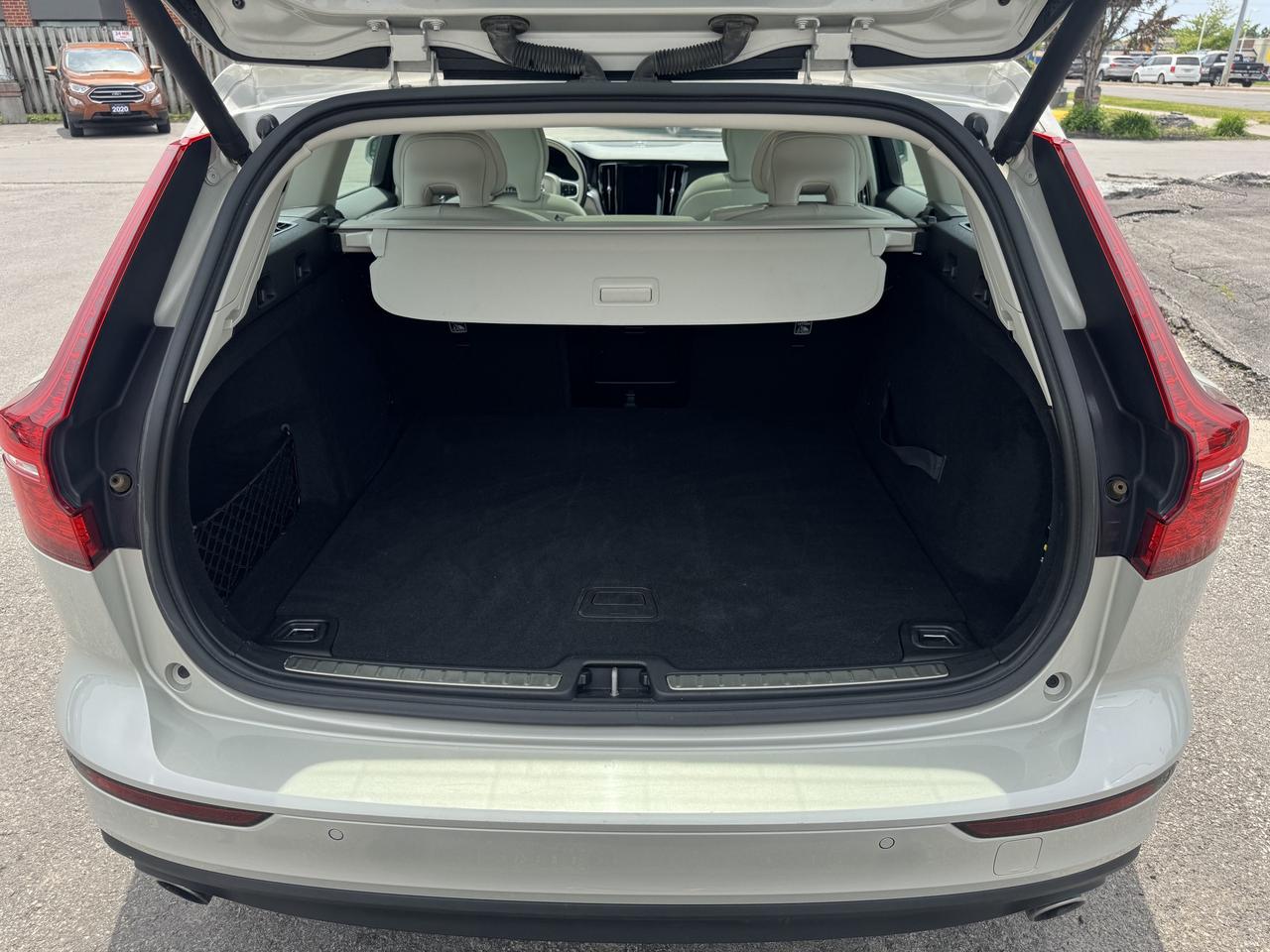 2019 Volvo V60 T6 AWD Momentum Photo