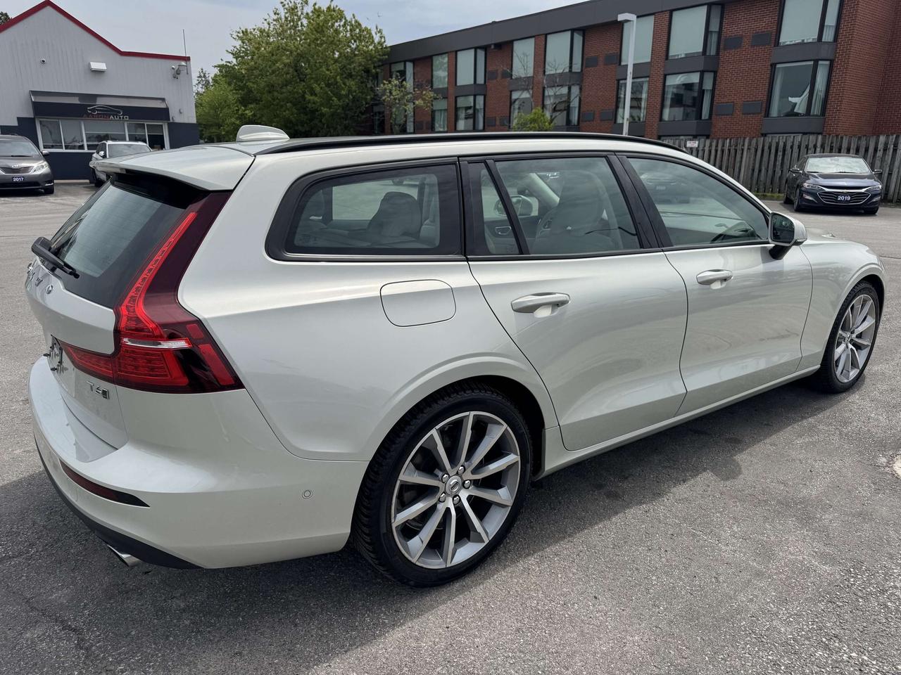 2019 Volvo V60 T6 AWD Momentum - Low KM - Certified Photo