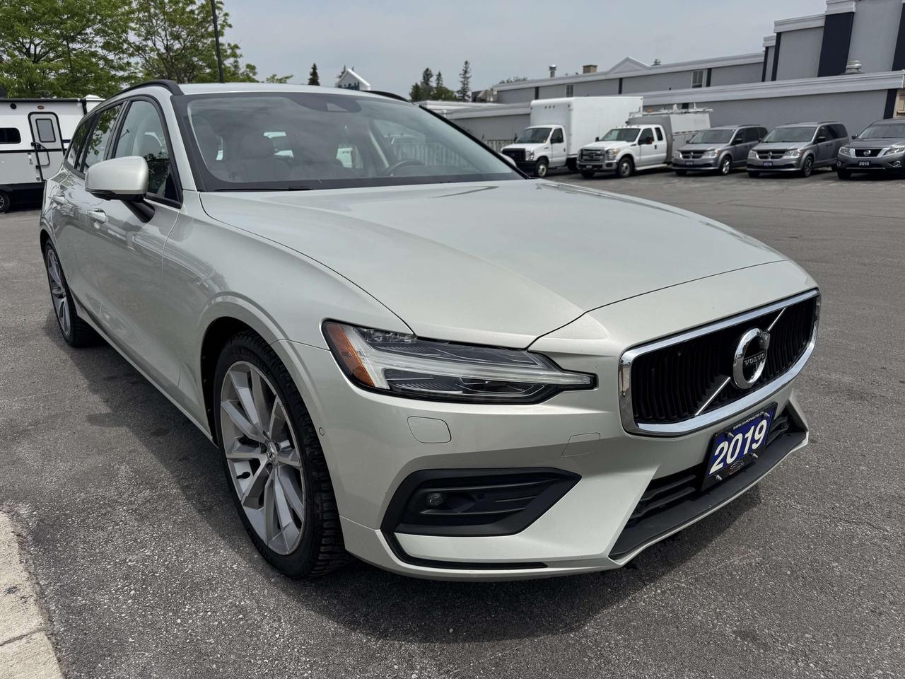 2019 Volvo V60 T6 AWD Momentum - Low KM - Certified Photo