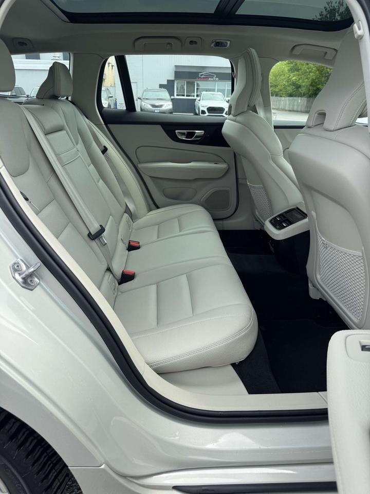 2019 Volvo V60 T6 AWD Momentum - Low KM - Certified Photo