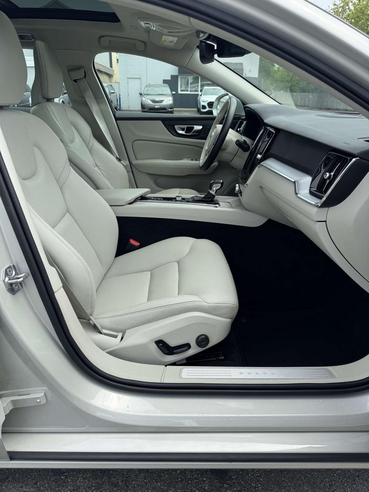 2019 Volvo V60 T6 AWD Momentum - Low KM - Certified Photo