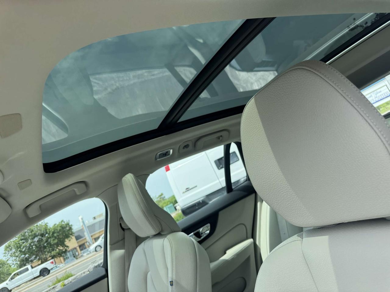 2019 Volvo V60 T6 AWD Momentum - Low KM - Certified Photo
