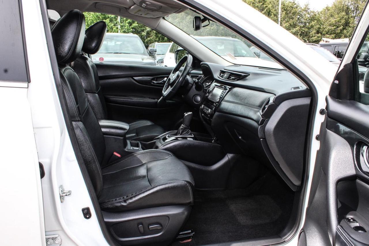 2017 Nissan Rogue SL AWD  Gps Moonroof SiriusXM BkpCam HtdSeats CDpl Photo