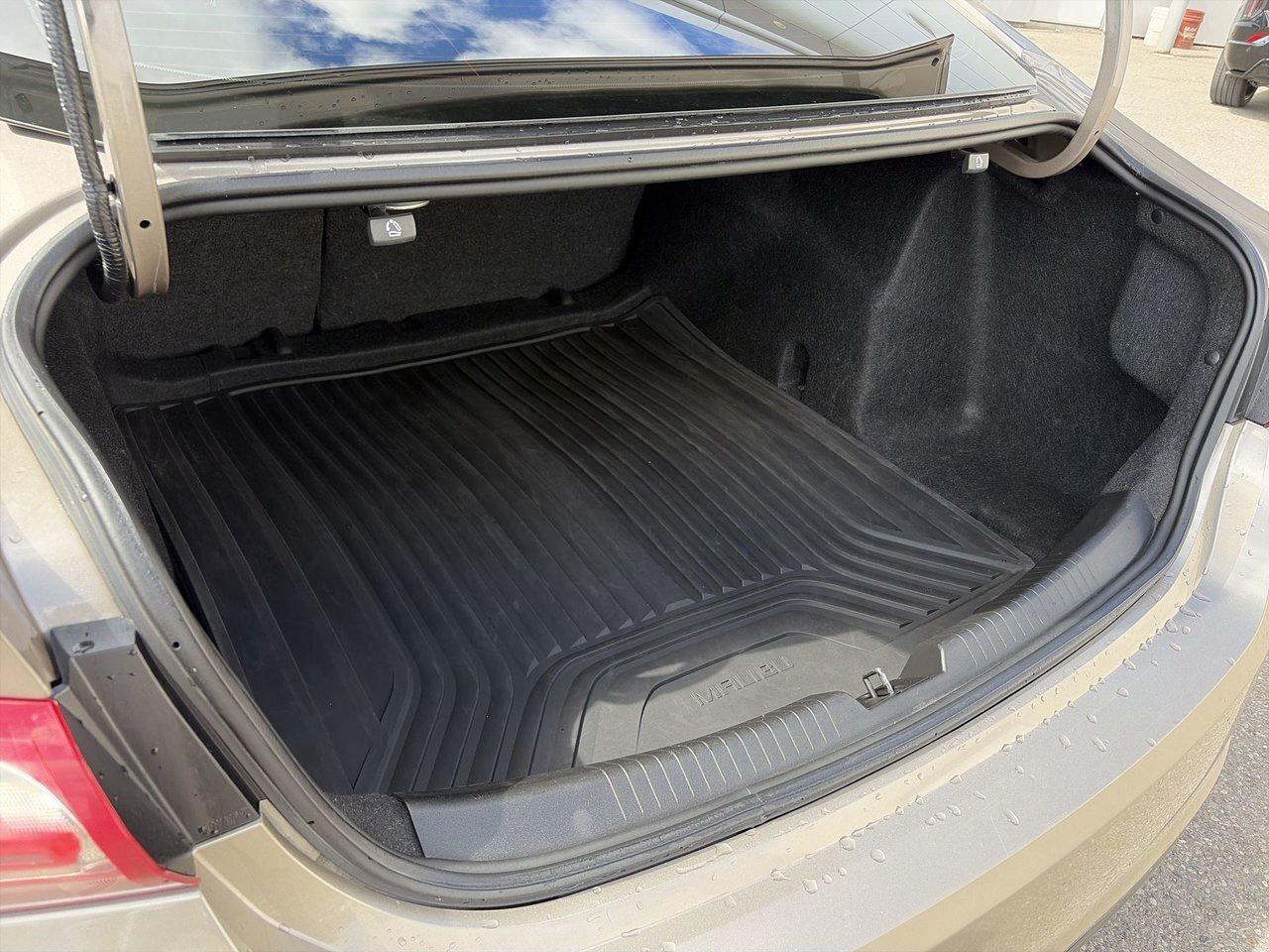 2023 Chevrolet Malibu 2LT Clean CarFax One Owner Photo
