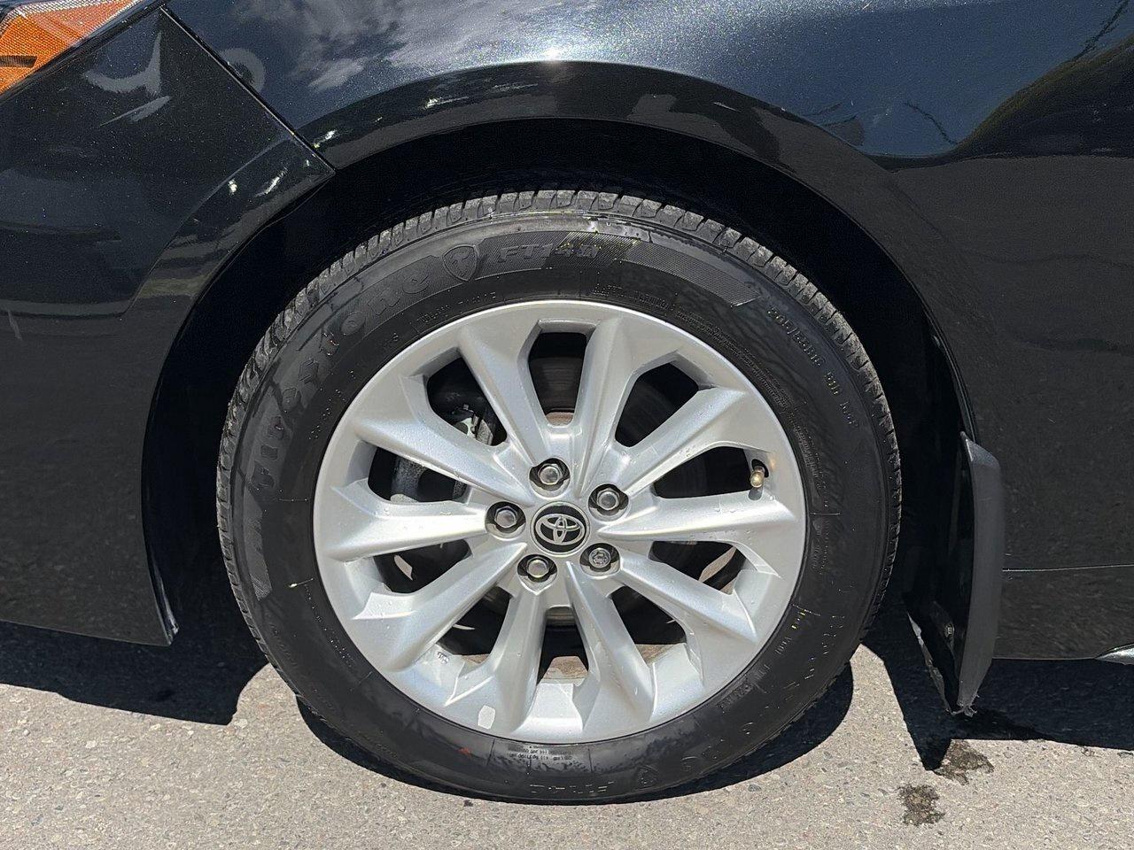 2020 Toyota Corolla 4-door Sedan SE CVT Low Kilometers! Photo