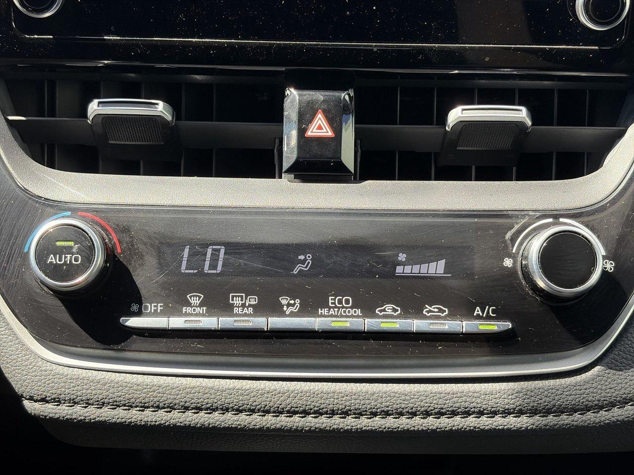 2020 Toyota Corolla 4-door Sedan SE CVT Low Kilometers! Photo