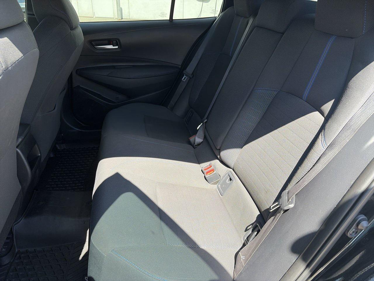 2020 Toyota Corolla 4-door Sedan SE CVT Low Kilometers! Photo