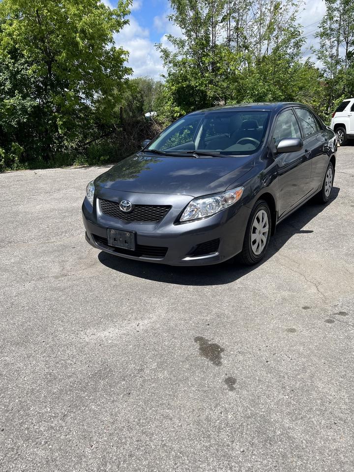 2009 Toyota Corolla 4dr Sdn 5 speed manual low km Photo3