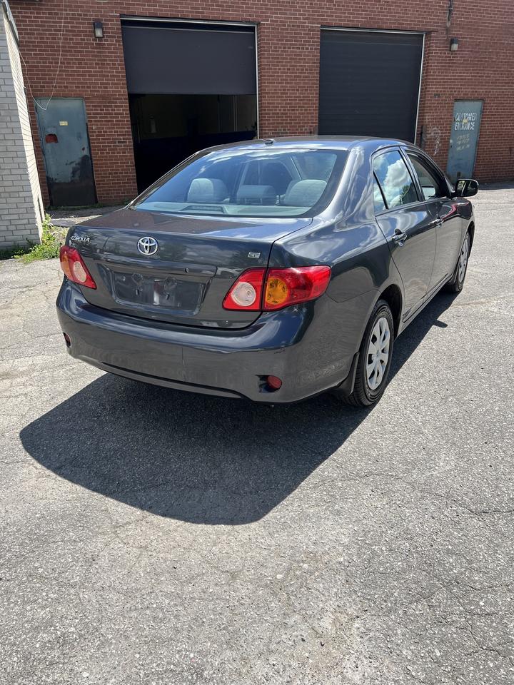 2009 Toyota Corolla 4dr Sdn 5 speed manual low km Photo4