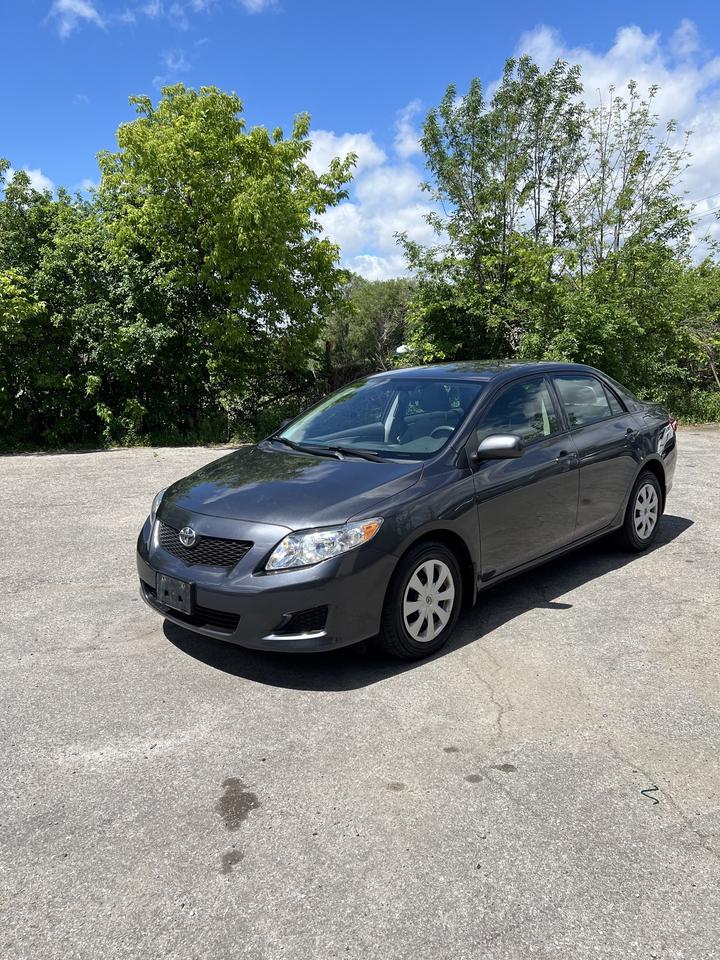2009 Toyota Corolla 4dr Sdn 5 speed manual low km Photo
