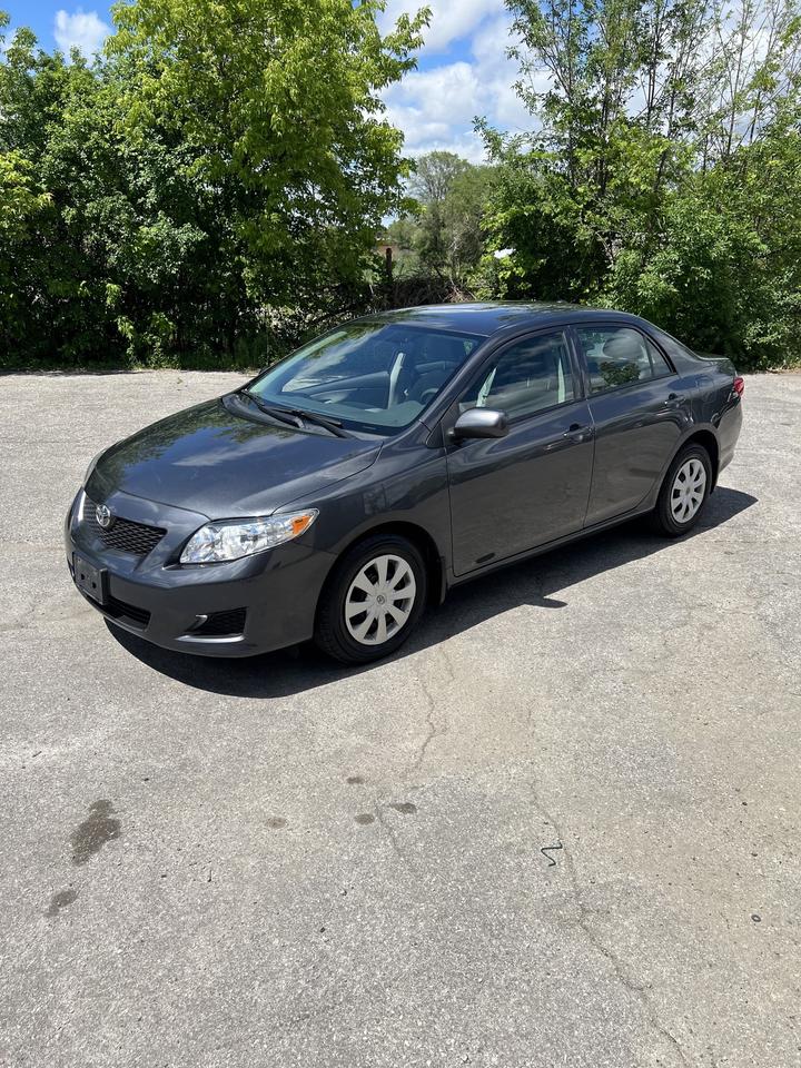 2009 Toyota Corolla 4dr Sdn 5 speed manual low km Photo