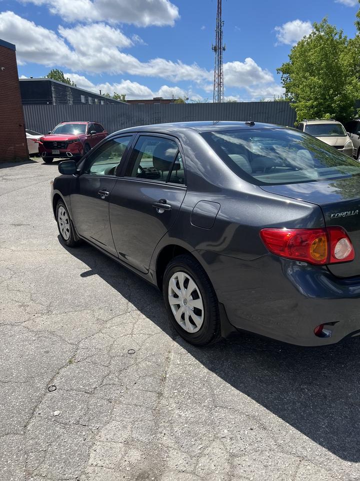 2009 Toyota Corolla 4dr Sdn 5 speed manual low km Photo