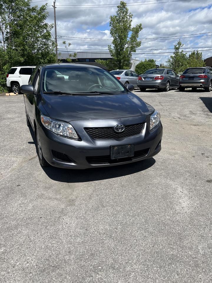 2009 Toyota Corolla 4dr Sdn 5 speed manual low km Photo