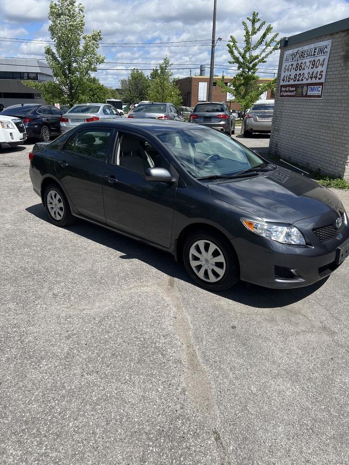 2009 Toyota Corolla 4dr Sdn 5 speed manual low km Photo