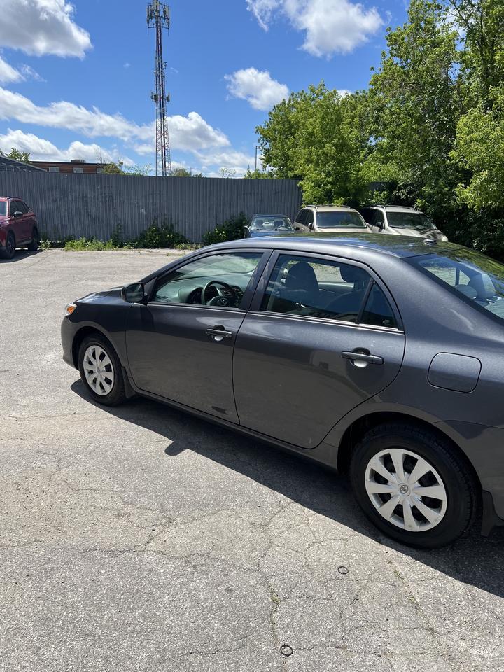 2009 Toyota Corolla 4dr Sdn 5 speed manual low km Photo
