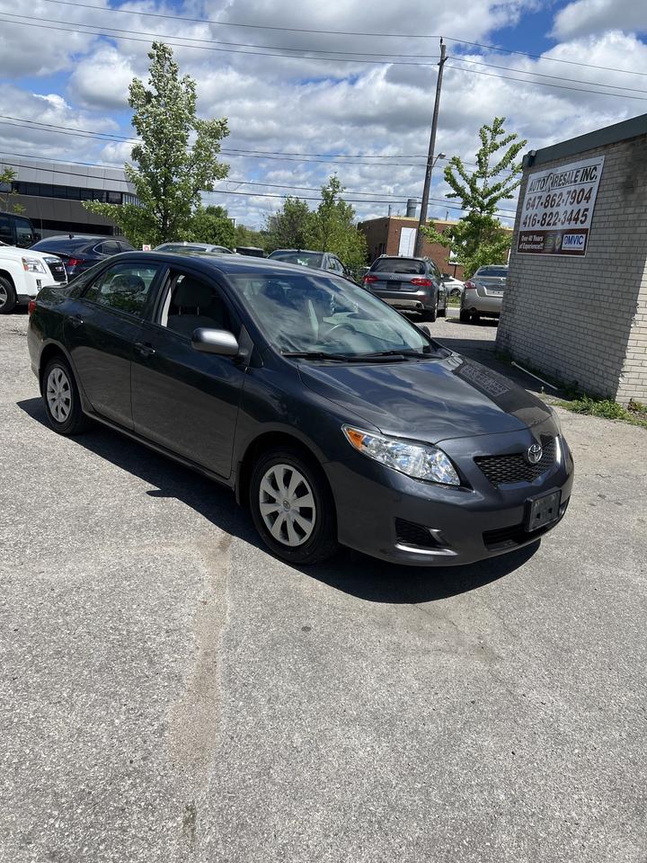 2009 Toyota Corolla 4dr Sdn 5 speed manual low km Photo