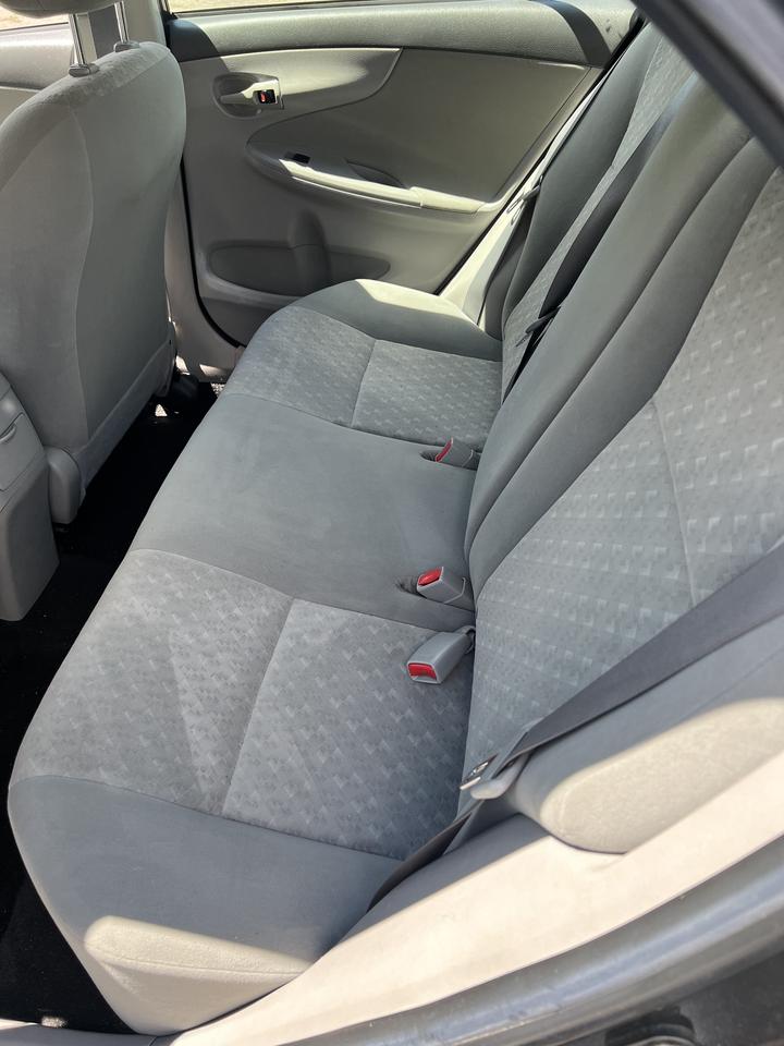2009 Toyota Corolla 4dr Sdn 5 speed manual low km Photo