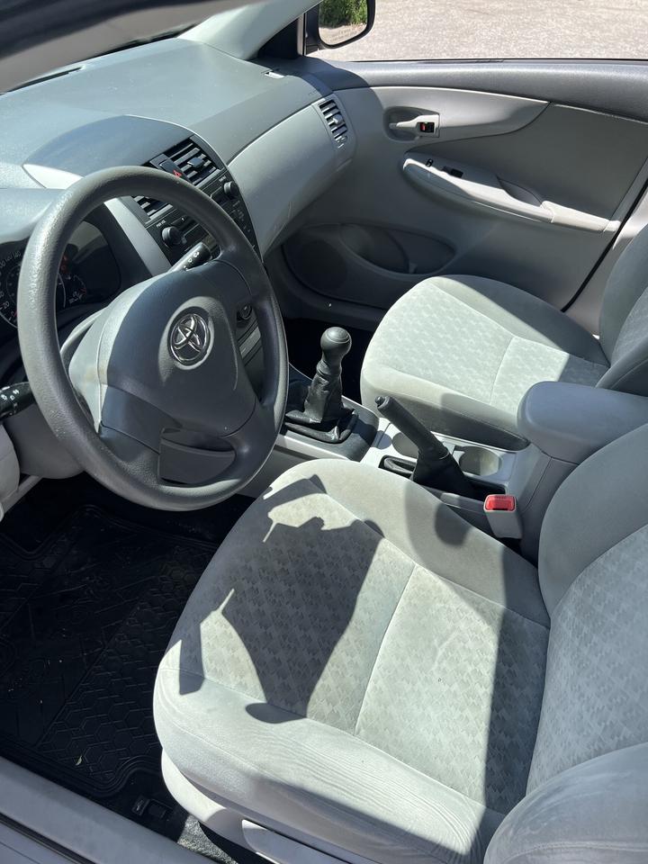2009 Toyota Corolla 4dr Sdn 5 speed manual low km Photo