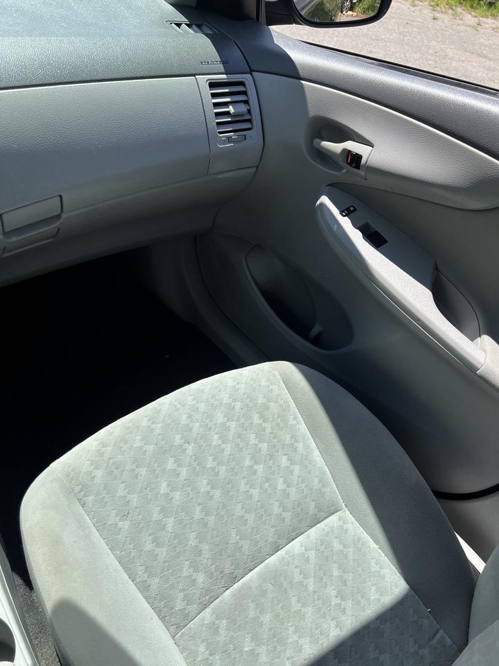 2009 Toyota Corolla 4dr Sdn 5 speed manual low km Photo