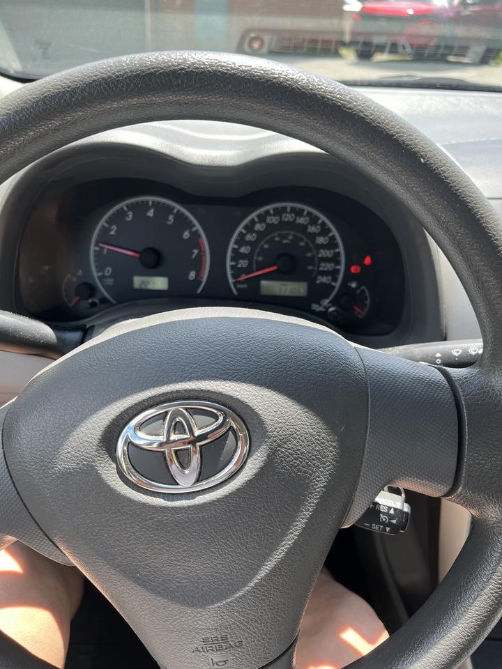 2009 Toyota Corolla 4dr Sdn 5 speed manual low km Photo