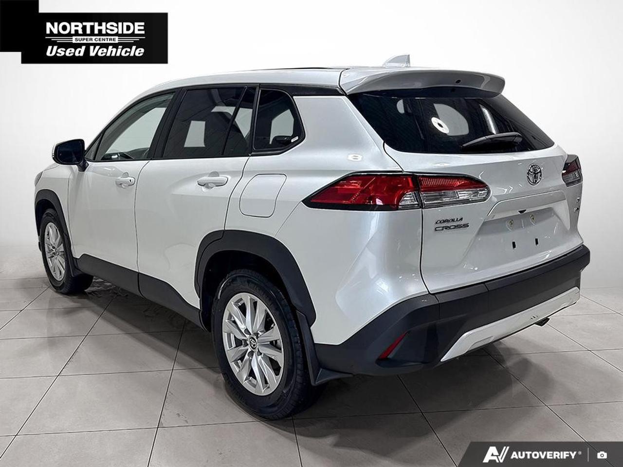 2024 Toyota Corolla Cross LE AWD Photo4